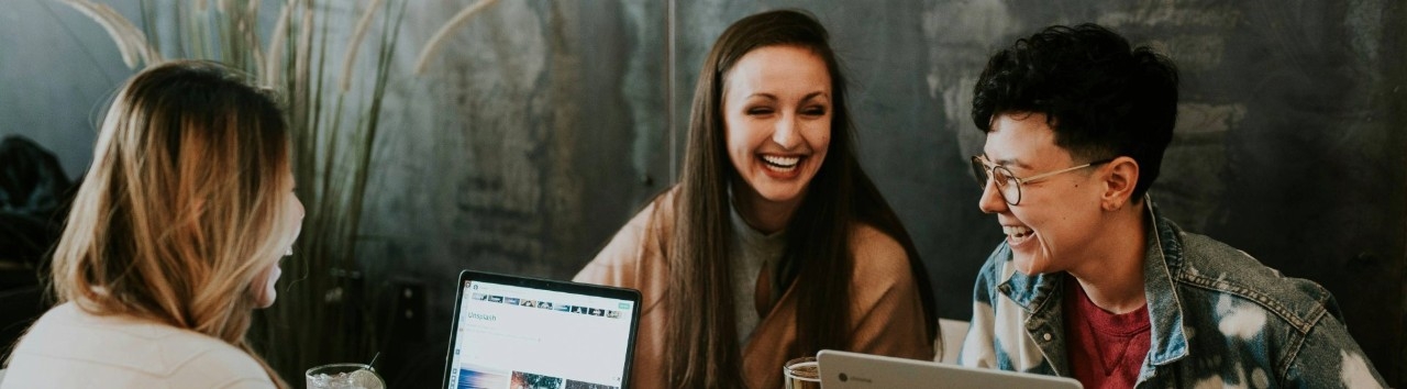 Grupo de personas reunidas trabajando sonriendo